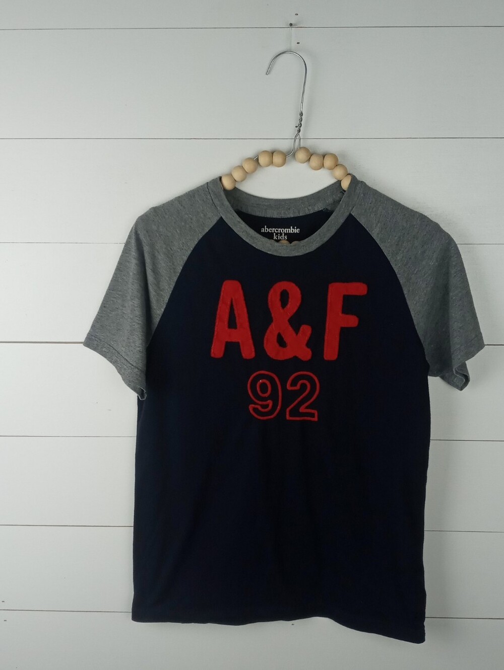 abercrombie kids boys size 11-12 navy gray red pattern design tshirt crewneck